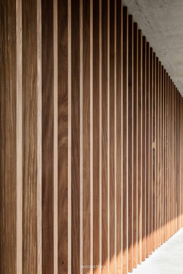 Façade rythmée par de hauts tasseaux verticaux en bois