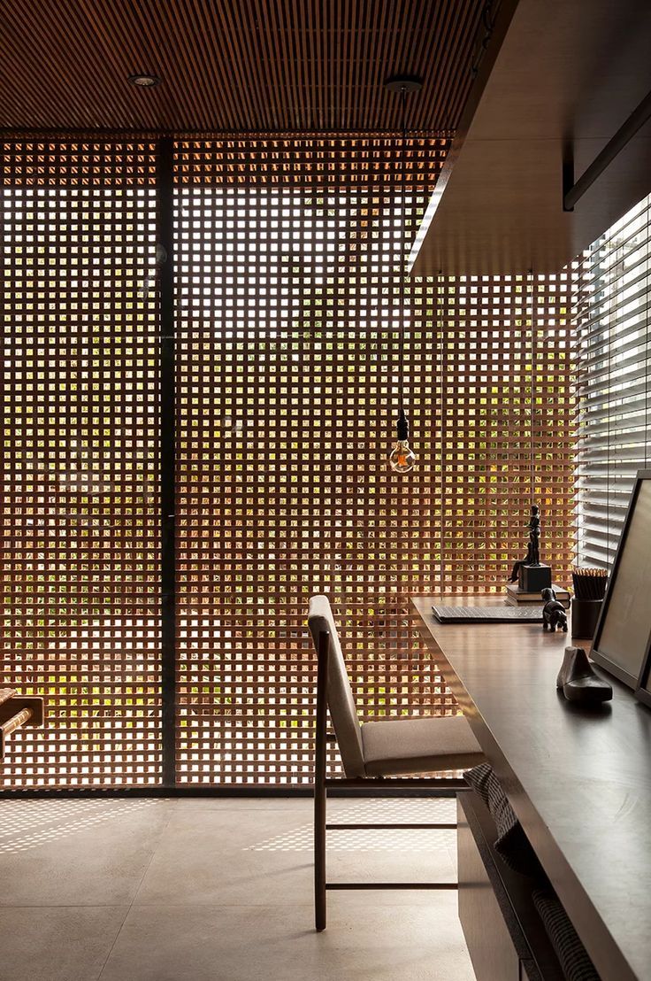 Brise-soleil en bois devant un espace de travail