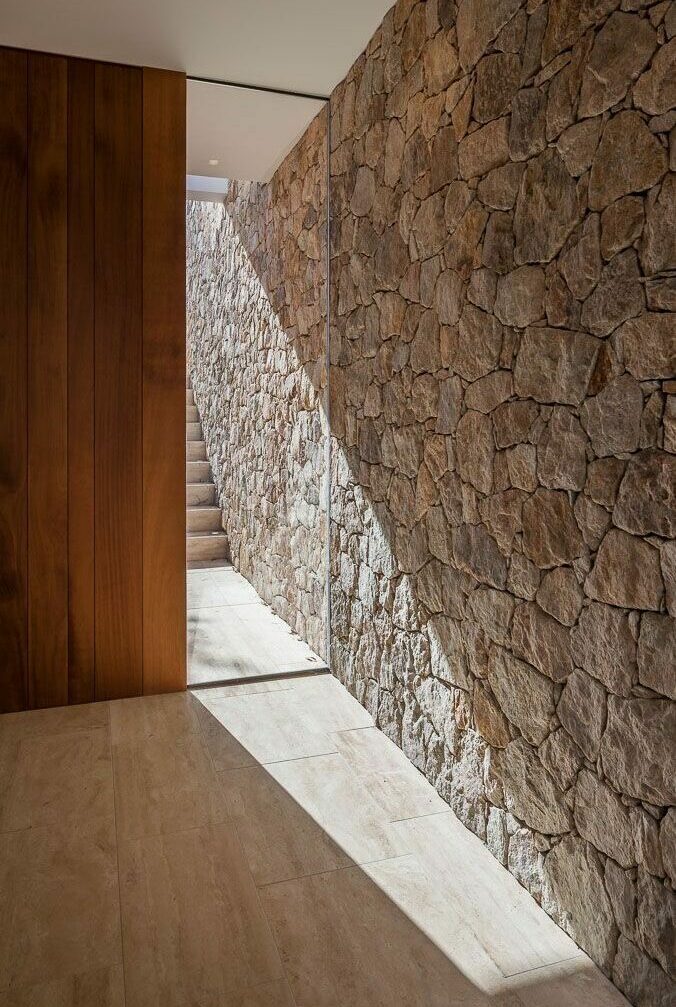 Mur intérieur en pierre éclairé par la lumière naturelle