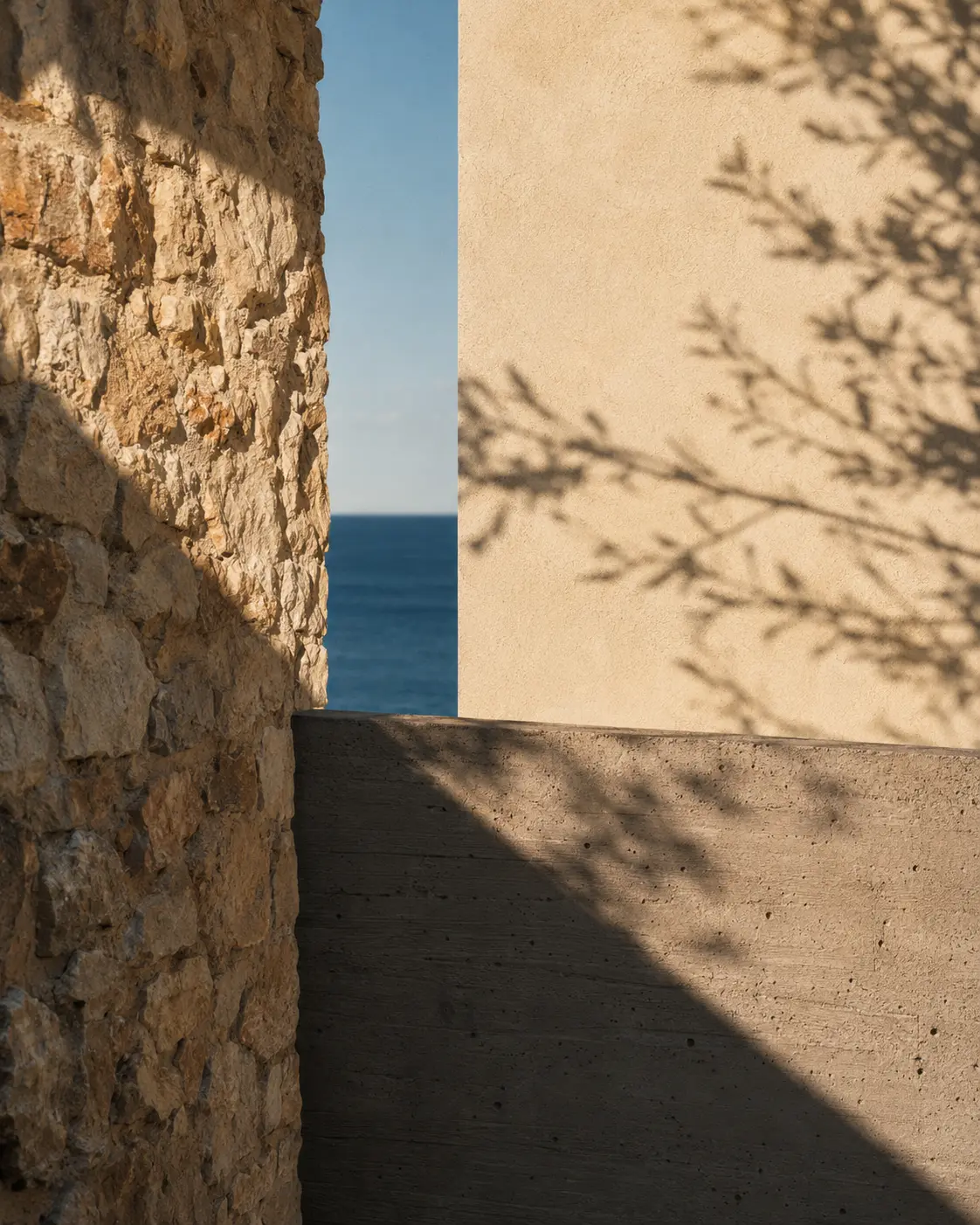 Rencontre entre pierre locale, béton et paysage méditerranéen